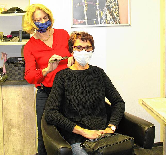 Anna Ursprung verzichtet auch in Corona-Zeiten nicht auf den Friseurbesuch. Gemeinsam mit Friseurin Helga Hipp achtet sie dabei auf ...