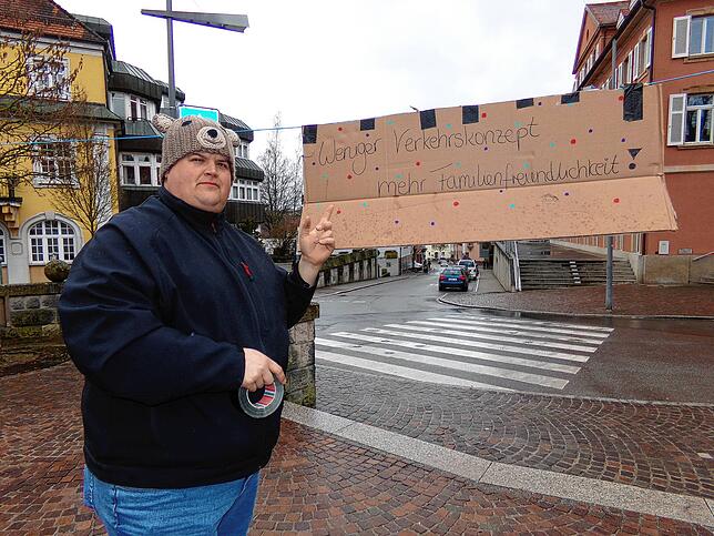 Tobias Limberger hält seine Protestpappe in die Höhe.