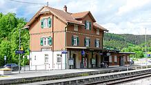 Mit der Fertigstellung der Außensanierung des Erdgeschosses ist der Storzinger Bahnhof ein Schmuckstück geworden. Der Gemeinderat nahm ...