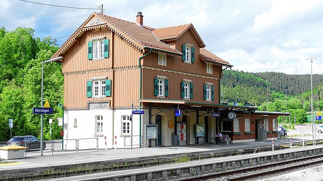 Mit der Fertigstellung der Außensanierung des Erdgeschosses ist der Storzinger Bahnhof ein Schmuckstück geworden. Der Gemeinderat nahm ...
