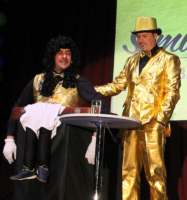 Zunftpräsident Johannes Dietrich (links) als Bauchrednerpuppe „Stradi“ führt gemeinsam mit Fasnachtsgötti Simon „Simi“ Eckert durchs ...