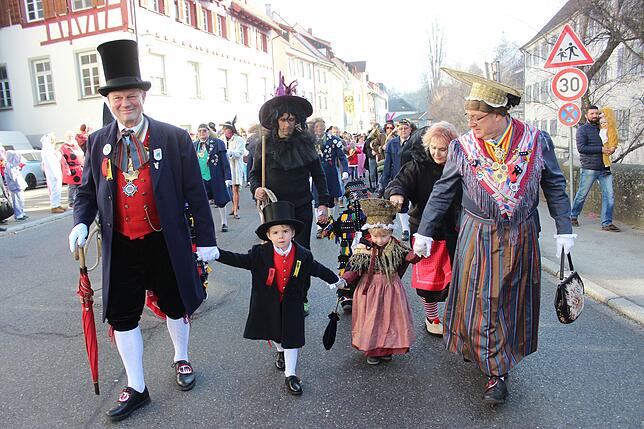 Familienbild der Narrenzunft, von links: Narrenvater Thomas Pross, Kinder-Narrenvater Leon (3 Jahre), Kinder-Narrenmutter Henry (3 ...