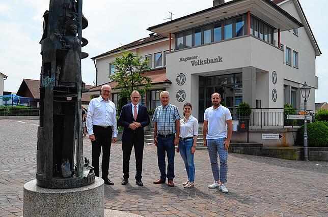Vor ihnen die Hansjakob-Säule, hinter ihnen die Volksbank: Thomas Urnauer, Roman Glaser, Karl und Stephanie Megerle sowie Stefan ...