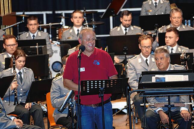 Bild 11: Volle Zuschauerreihen und gute Laune: Bilder vom Benefizkonzert mit dem Heeresmusikcorps