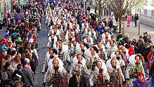 Narro-Parade in der Bickenstraße: Tausende Hästräger und zehntausende Besucher sind beim großen Dienstagsumzug auf den Beinen.