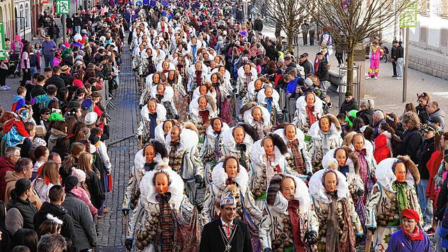 Narro-Parade in der Bickenstraße: Tausende Hästräger und zehntausende Besucher sind beim großen Dienstagsumzug auf den Beinen.
