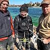 Jamie Macintosh, Joachim Köninger und Dominic Winstel (links) vom Pfahlbaumuseum auf einer Holzplattform, von der aus sie Sedimentproben ...