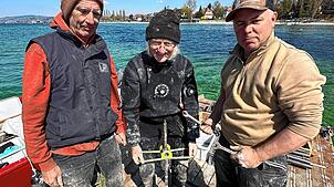 Jamie Macintosh, Joachim Köninger und Dominic Winstel (links) vom Pfahlbaumuseum auf einer Holzplattform, von der aus sie Sedimentproben ...