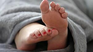 Frauen haben statistisch gesehen ein Bedürfnis nach mehr Schlaf als Männer.