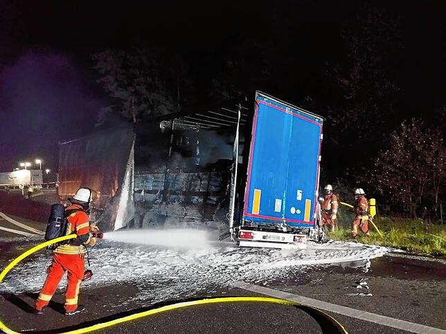 Vor allem der Auflieger wurde bei dem Feuer zerstört. Der Lastwagen hatte 22 Tonnen Milchpulver geladen.