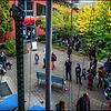 Hoch hinaus: Das Kistenklettern ist eine der Attraktionen beim Herbstmarkt.