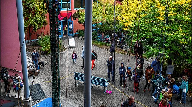 Hoch hinaus: Das Kistenklettern ist eine der Attraktionen beim Herbstmarkt.