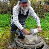 Erhard Karrer prüft alle zwei Minuten den Wasserstand im Brunnen.