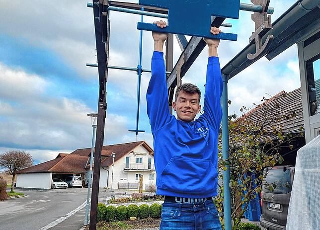Um sich auf die anspruchsvollen Hindernisse vorzubereiten, trainiert Julian täglich – entweder in der Ninja-Sporthalle in Senden bei Ulm ...