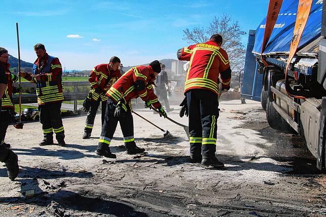 Beim Aufrichten des havarierten Lastwagens laufen erneut einige Liter Diesel aus. Die Einsatzkräfte der Feuerwehr sind aber gleich zur ...