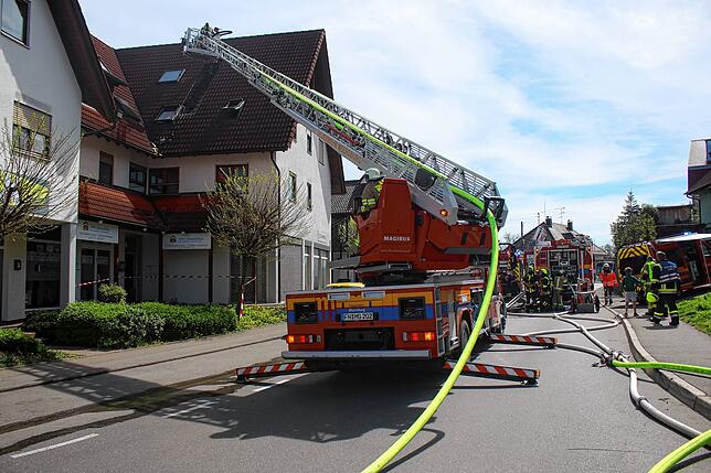 Die Drehleiter der Freiwilligen Feuerwehr Meersburg im Einsatz. Die Kameraden retteten eine schwer verletzte Person aus dem zweiten Stock.