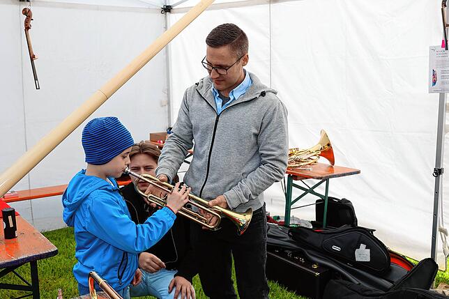 Der achtjährige Luka Ilic versucht auf dem Stand der Musikakademie Villingen-Schwenningen der Trompete einen Ton zu entlocken. Tipps ...