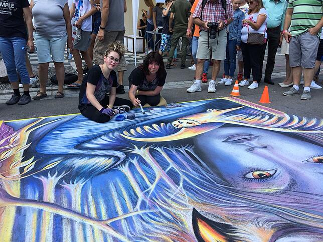 Evelina ud Noemi Iacubino aus Tennenbronn beim letztjährigen Street-Art-Festival in Blumberg. Bei den Hobby-Künstlern holte das Duo ...
