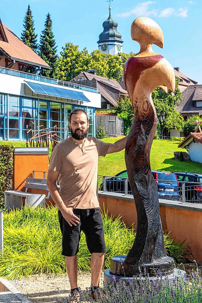 Ausdruckskraft: Guilio V. Cerbella mit seinem Werk „To The Light“ in der Ausstellung im Skulpturenpark Grafenhausen.