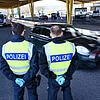 16.03.2020, Schweiz, Kreuzlingen: Deutsche Polizisten kontrollieren Einreisende am Grenzübergang in Kreuzlingen. Der Deutsche Zoll am ...