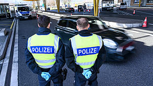 Deutsche Polizisten kontrollieren Einreisende am Grenzübergang in Kreuzlingen.