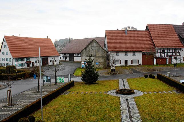 Das Vogler-Areal vor dem Abriss der landwirtschaftlichen Gebäude. Dort entsteht eine Seniorenwohnanlage.