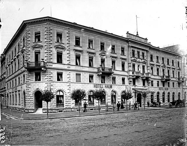 Der Neubau des Hotels Halm erfolgte in zwei Bauabschnitten. Eugen Wolf hat den Komplex um 1890 fotografiert. Quelle: Stadtarchiv ...