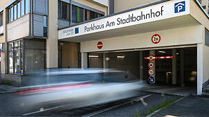 Für 105 Euro pro Monat können Innenstadt-Beschäftigte in den Stadtwerk-Parkhäusern in der Häfler City, wie hier im Parkhaus Stadtbahnhof ...