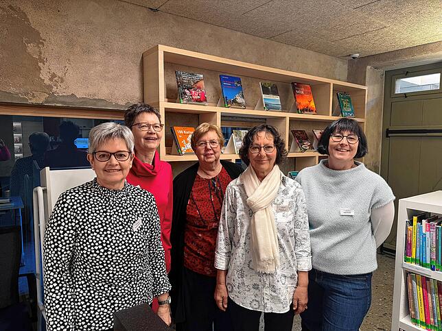 Mitglieder des Büchereiteams präsentierten die neuen Räumlichkeiten der Gemeindebibliothek: v.l. Ingrid Nowak, Edeltraud Blum, Monika ...