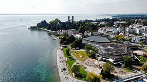 Feiern und konferieren in einmaliger Lage direkt am Bodensee: Das Friedrichshafener Graf-Zeppelin-Haus (Mitte) wird aufwändig und für ...