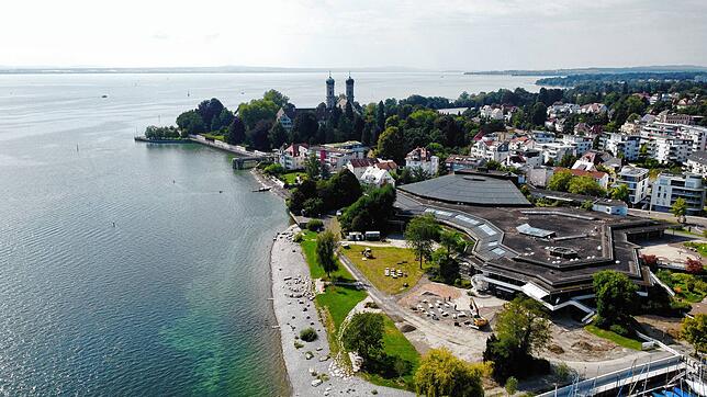 Feiern und konferieren in einmaliger Lage direkt am Bodensee: Das Friedrichshafener Graf-Zeppelin-Haus (Mitte) wird aufwändig und für ...