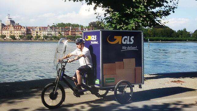 Bild : In Konstanz gibt es viele verschiedene Lieferdienste, aber keinen zentralen Anbieter, der Pakete zu Kunden ausfährt. Sollte die Stadt Konstanz das selbst übernehmen?