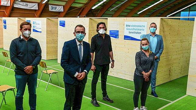 Sie blicken auf die vergangene neun Monate Kreisimpfzentrum zurück und ziehen überwiegend positive Boilanz. Von links Mediziner Peter ...