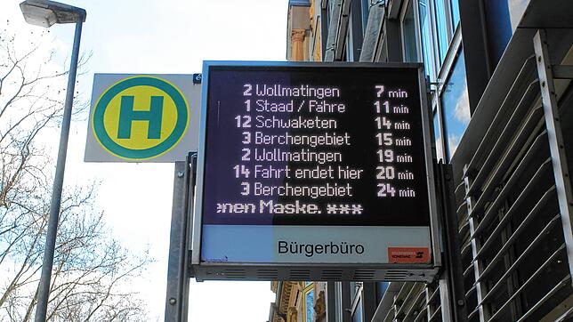 Am Bürgerbüro auf der Laube gibt es eine digitale Anzeigetafel. Ansonsten sind diese in Konstanz Mangelware. Dabei künftigen die ...