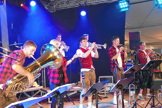 Bild 14: Bergfest in Fürstenberg: Ob8Blech bringt am Samstag die Besucher in Stimmung