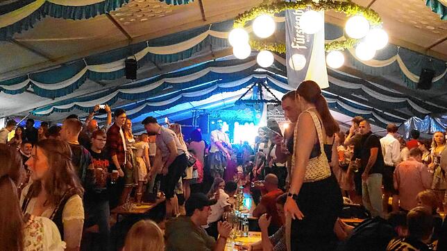 Festzeltstimmung mit der Partyband &bdquo;VIP&ldquo; am Kirchweih-Samstag. Auch dieses Jahr konnte das traditionelle Herbstfest viele ...