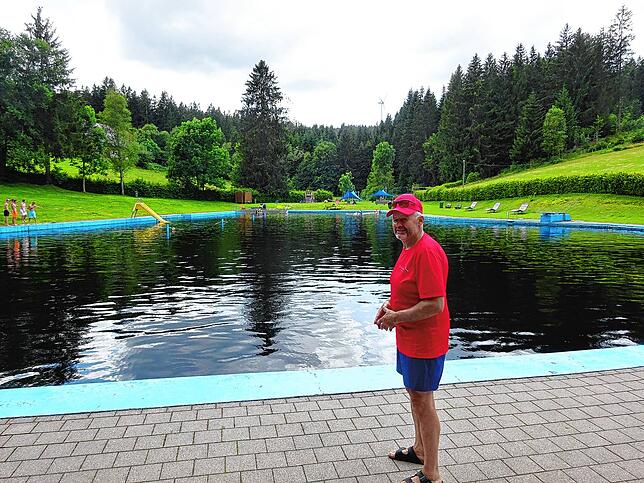 Günter Herr, der Schwimmmeister des Naturschwimmbades Schonach.