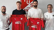 Neu beim TuS Binzen: Der künftige Trainer Manuel Schwarz (links) freut sich mit Sportchef Tobias Jehle (rechts) auf die neuen Spieler ...