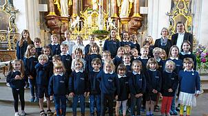 Junge Gesangstalente der Singschule DoReMi nach einer Probe in der Tiengener Pfarrkirche, fast noch mal so viele wie auf dem Bild werden ...