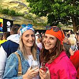 Sarah Hochheimer (links) und Monique Pfeffer aus Balingen. Sie sind mit der Sängerin befreundet und haben sich bunt im 70er-Jahre-Look ...
