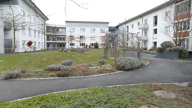 Der künftige zentrale Eingang zum Bürgerheim wird in die Müßmattstraße verlegt.Haus A (rechts) wird abgerissen und ein neuer Pflegetrakt ...
