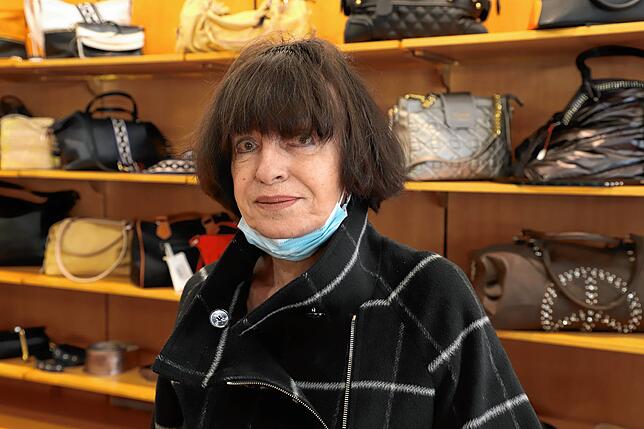 Maria Jonasch, Inhaberin des Modehauses Rudolf, muss schließen und empfindet die neuen Regelungen als ungerecht. Fürs Foto hat sie ihren ...