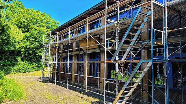 Bis zur Brandschutzsanierung legte die Verwaltung mit einem Gerüst an der Werkrealschule in Gaienhofen einen provisorischen zweiten ...