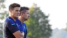 Sorgenvolle Blicke beim Trainerduo Philip Schinn (hinten) und Sebastian Willibald. Die SpVgg F.A.L. muss noch um den ...