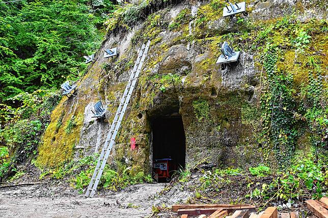 Viele Felsanker werden für die Stege und den Treppenturm benötigt.