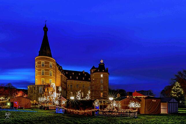 Buden am Burggraben: Der Weihnachtsmarkt am Wasserschloss Merode hat ein ganz besonderes Flair.