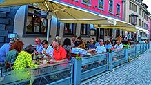 Volles Haus in Außengastronomie, hier beim Gasthaus Ott im August 2024 in der Färberstraße. Die kürzeren Sperrzeiten sollen erst einmal ...