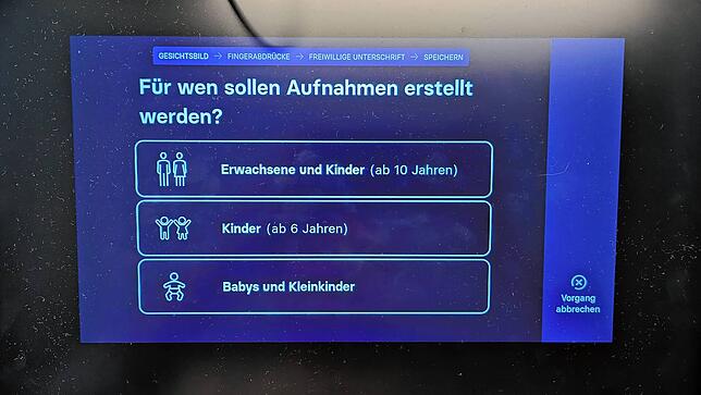 Zuletzt muss noch das Alter ausgewählt werden. Für Kinder steht ein Hocker unter dem Automat bereit.