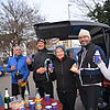 Leiter des Lauftreffs Karl Duck, (dritter von links) und die Teilnehmer verabschieden sich im Anschluss an den Silvesterlauf ins neue ...
