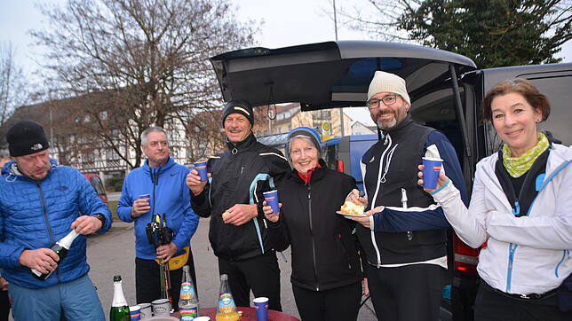 Leiter des Lauftreffs Karl Duck, (dritter von links) und die Teilnehmer verabschieden sich im Anschluss an den Silvesterlauf ins neue ...